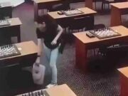 Ajedrecista Amina Abakarova acusada en un video de envenenar a su oponente Umayganat Osmanova Ajedrecista Amina Abakarova acusada en un video de envenenar a su oponente Umayganat Osmanova