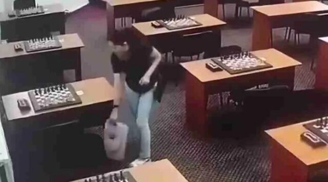 Ajedrecista Amina Abakarova acusada en un video de envenenar a su oponente Umayganat Osmanova