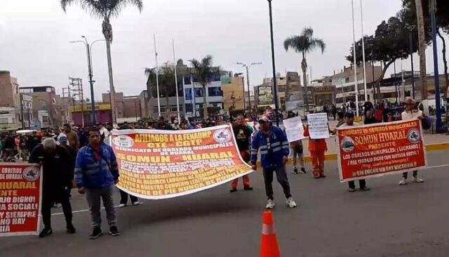 Obreros municipales realizan protesta frente a la municipalidad de Huaral