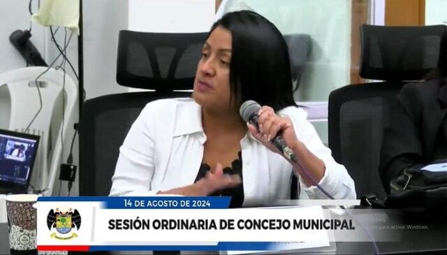 Regidora Elena Abanto expresa su molestia porque no se atendió su pedido en Sesión de Concejo