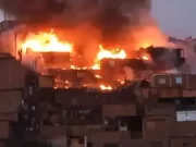 SJL: Incendio destruyó al menos diez viviendas a la altura del paradero 9 de Huáscar. SJL Incendio destruyó al menos diez viviendas a la altura del paradero 9 de Huáscar.