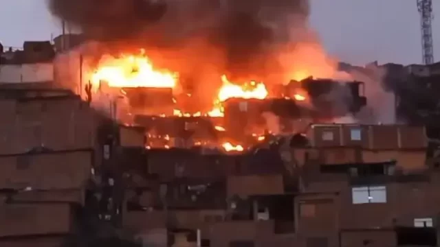 SJL Incendio destruyó al menos diez viviendas a la altura del paradero 9 de Huáscar.