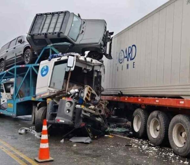 Chofer de camión cigüeña resultó herido tras colisionar contra tráiler en serpentín de Pasamayo.