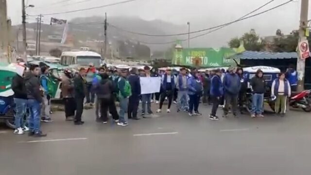 Mototaxistas bloquean vía de acceso a Buena Vista y 28 de Julio en protesta por circulación de vehículos pesados.