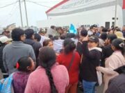 Pobladores de Chancay impiden salida de vehículo de la Gobernadora Regional tras inspección de obra. Pobladores de Chancay impiden salida de vehículo de la Gobernadora Regional durante inspección de obra