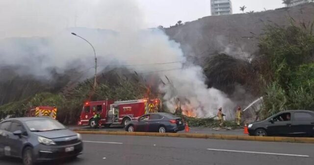 Incendio de grandes proporciones en la Costa Verde.