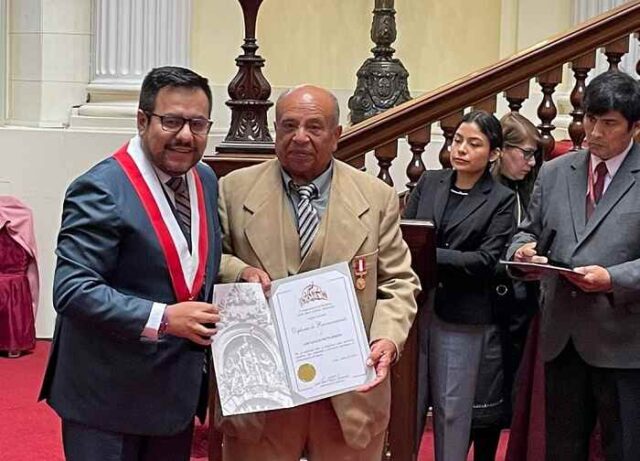 Conocido periodista deportivo huaralino Luis Matta Romero es premiado por el Congreso