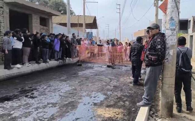 Pobladores del Barrio Unión Obrero protestan por mala obra que realizan en su sector.