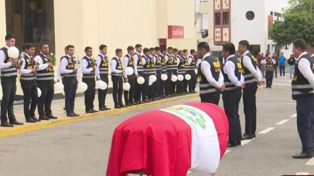 Policías brindan homenaje póstumo a suboficial asesinado en Barrios Altos.