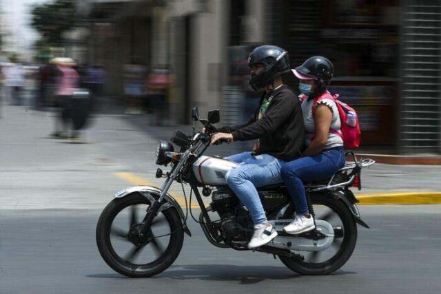 Policía no fiscalizará ordenanza que prohíbe a dos personas en una motolineal porque no es una ley.