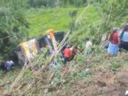 Bus que trasladaba escolares en viaje de promoción cae a abismo: hay 7 muertos. Bus que trasladaba escolares en viaje de promoción cae a abismo hay 7 muertos.