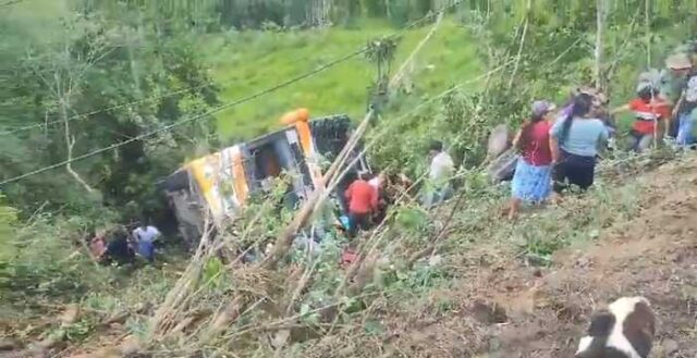 Bus que trasladaba escolares en viaje de promoción cae a abismo hay 7 muertos.