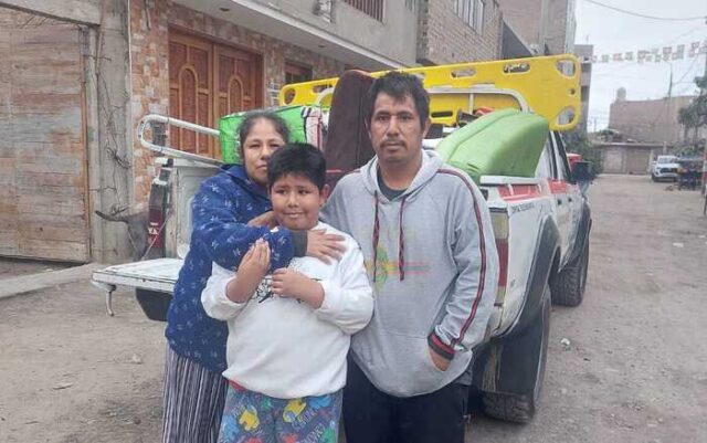 Familia afectada por incendio recibe donativos en Huaral.