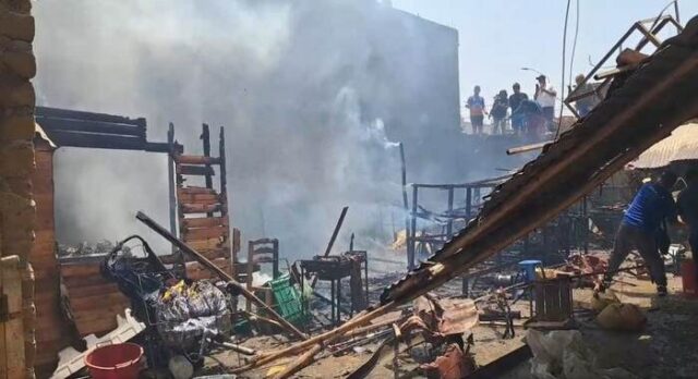 Incendio consume humilde vivienda; unidades de los bomberos de Huaral inoperativas.