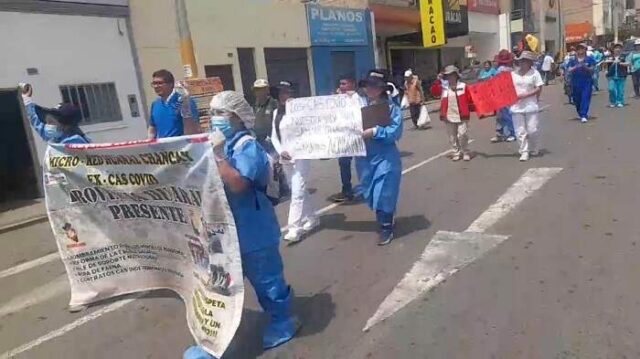 Marcha de trabajadores de la Micro Red de Salud Chancay Huaral exigiendo nombramiento