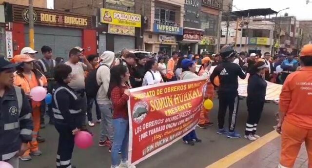 Obreros municipales del SOMUN celebran su aniversario con movilización por las calles de Huaral.