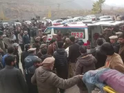 Solo la novia sobrevivió: Bus cayó a río y más de 14 asistentes a boda mueren en el accidente. Solo la novia sobrevivió Bus cayó a río y más de 14 asistentes a boda mueren en el accidente.