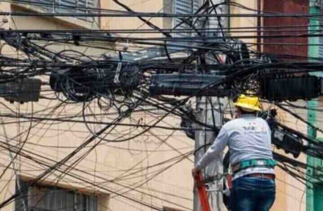 Capacitan a gobiernos locales para retiro de cableado aéreo en desuso o en mal estado