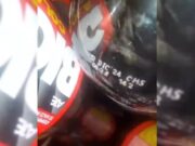 Obrero municipal de Huaral denuncia que recibió gaseosas vencidas en su canasta navideña. Obrero municipal de Huaral denuncia que recibió gaseosas vencidas en su canasta navideña.