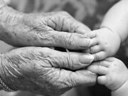 Abuela sufrió infarto y asfixia accidentalmente a su nieto de 2 años al caer sobre él. Abuela sufrió infarto y asfixia accidentalmente a su nieto de 2 años al caer sobre él.