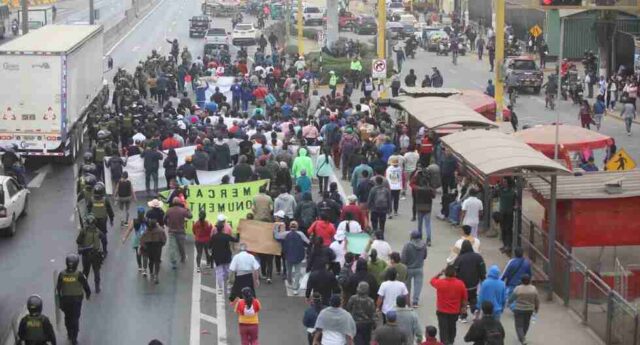 Gremios de transportistas anuncian paro para marzo y exigen salida del ministro del Interior.