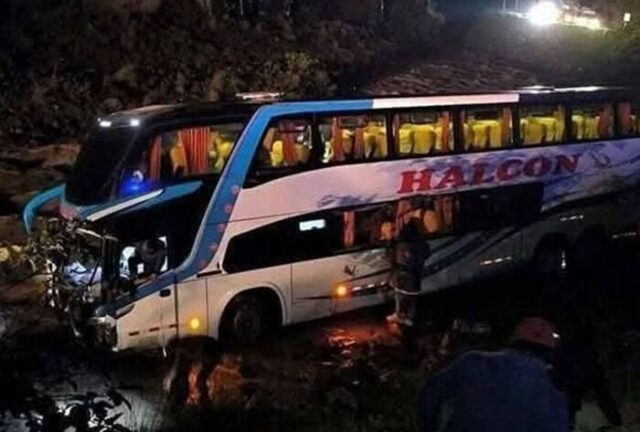 Huarochirí pasajeros salvan de morir tras despiste de bus debido a caída de rocas