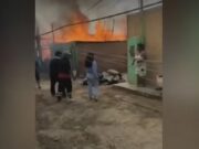 Madre muere abrazada de su hijo de 5 años tras ser alcanzados por las llamas Madre muere abrazada de su hijo de 5 años tras ser alcanzados por las llamas