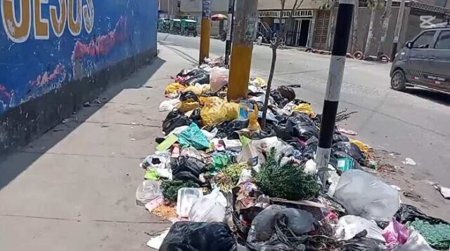 Vecinos denuncian acumulación de basura cerca al colegio Santa Teresita en Avenida Tres de Octubre de Huaral.