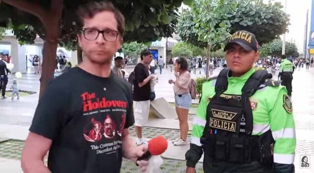 Youtuber Henry Spencer se vuelve tendencia tras ser intervenido por la policía cuando regalaba ‘capibaras’ en la calle