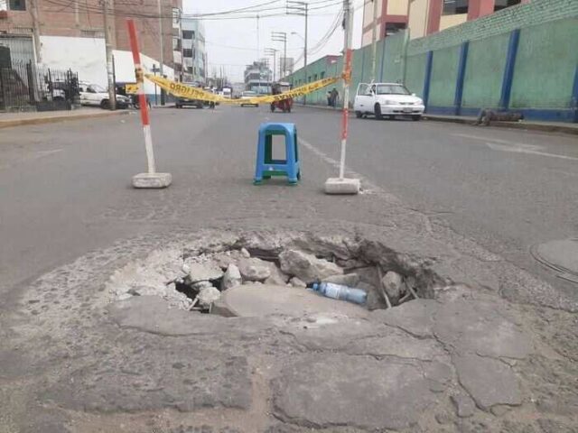 Calles de Huaral sufren daños por desvío de vehículos tras colapso del puente Chancay.