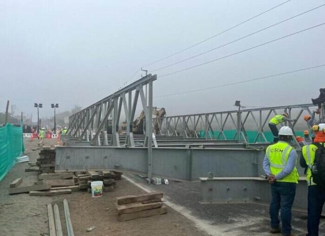 Continúa la instalación del puente provisional en Chancay tras colapso de estructura.