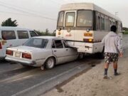 Auto se empotró en la parte posterior de un trompo en el km 5 de carretera Huaral – Chancay Auto se empotró en la parte posterior de un trompo en el km 5 de carretera Huaral – Chancay