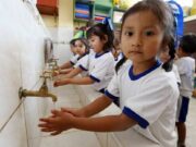 Gobierno busca garantizar acceso al agua potable en colegios antes del inicio de clases Gobierno busca garantizar acceso al agua potable en colegios antes del inicio de clases