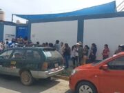 Huaral: Padres y docentes de la I.E.P. Nuestra Señora del Carmen protestan por aulas inhabitables y falta de agua. Huaral Padres y docentes de la I.E.P. Nuestra Señora del Carmen protestan por aulas inhabitables y falta de agua.