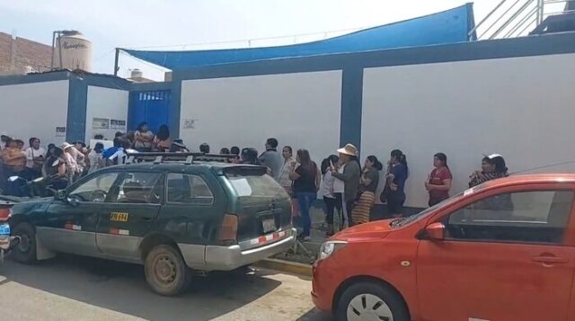 Huaral Padres y docentes de la I.E.P. Nuestra Señora del Carmen protestan por aulas inhabitables y falta de agua.