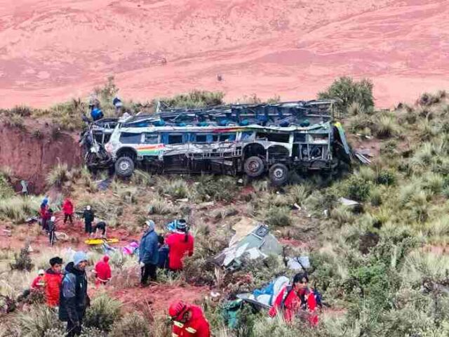 Tragedia en Bolivia 25 muertos y 26 heridos tras caída de un bus a un barranco.