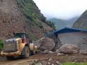 Comuneros de Atavillos Alto remueven piedras y tierra tras derrumbe en el Campo Ferial de Pasac Comuneros de Atavillos Alto remueven piedras y tierra tras derrumbe en el Campo Ferial de Pasac