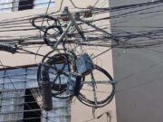 Huaral: Vecinos denuncian peligro por cables colgantes tras trabajos de Pluz Perú Huaral Vecinos denuncian peligro por cables colgantes tras trabajos de Pluz Perú