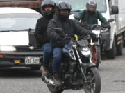 Prohíben que dos personas transiten en una motocicleta desde hoy Prohíben que dos personas transiten en una motocicleta desde hoy