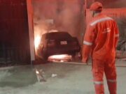 Vehículo se incendia dentro de depósito en la zona de Julio Colán de Huaral. Vehículo se incendia dentro de depósito en la zona de Julio Colán de Huaral.