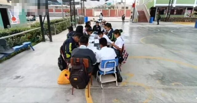 Estudiantes del Colegio Rural Antonio Arellano Buitrón de Cabuyal estudian a la intemperie por falta de aulas