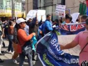Padres de familia del colegio Los Naturales protestan durante desfile por aniversario de Huaral. Padres de familia del colegio Los Naturales protestan durante desfile por aniversario de Huaral.