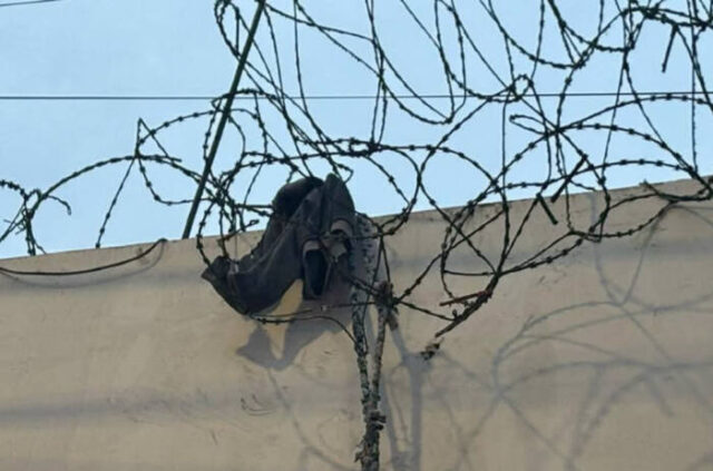 Reportan fuga de seis internos de ‘Maranguita’ usaron telas y jeans para trepar muro.