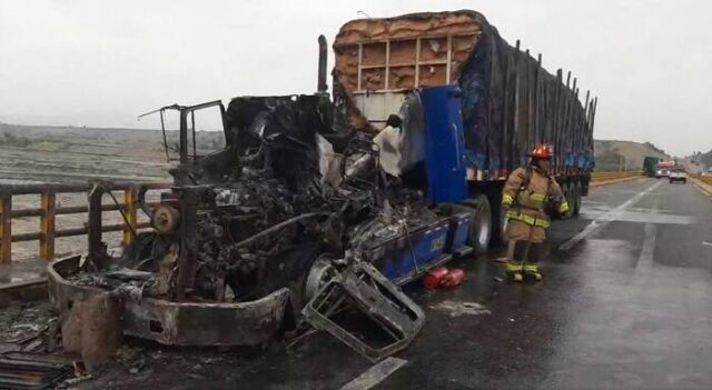 Barranca dos tráileres se incendian en la Panamericana Norte.