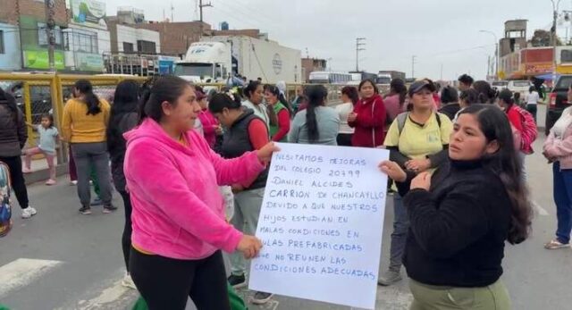Chancay Padres y alumnos bloquean la Panamericana Norte exigiendo nuevo colegio