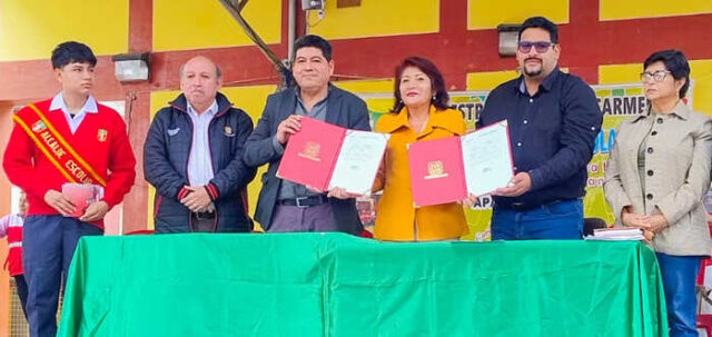 Gobernadora entregó título de propiedad de colegio El Carmen y anunció obras en otros colegios