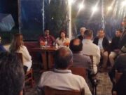 Impulsan plato típico “Chancho al Palo” como ícono gastronómico. Impulsan plato típico “Chancho al Palo” como icono gastronómico. ¡Reunión Clave! La gobernadora regional Rosa Vásquez Cuadrado; junto a representantes de la Asociación de Hoteles, Restaurantes y Afines de Huaral (Ahora Huaral) y de la Asociación de Empresarios Huaralinos Arte y Sabor (ADEHAS); impulsa gestiones para convertir en ícono gastronómico el plato típico “Chancho al Palo”. Durante la mesa de trabajo, destacaron el reciente reconocimiento de este emblemático potaje huaralino como Patrimonio Cultural Gastronómico de la Región Andina. Distinción otorgada por el Parlamento Andino que revalora la identidad y riqueza culinaria de esta tierra del norte chico. En el encuentro, también, se acordó fortalecer las estrategias de promoción; a nivel nacional como internacional; del referido plato bandera. El objetivo es posicionarlo como un atractivo turístico y símbolo de orgullo regional. En la reunión también participaron el consejero regional Víctor Hugo Huaccho, el gerente regional de Desarrollo Económico, y el director regional de Comercio Exterior y Turismo, quienes respaldaron la importancia de articular esfuerzos para posicionar al Chancho al Palo como símbolo cultural y turístico de la región.