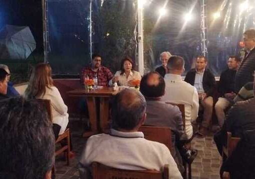 Impulsan plato típico “Chancho al Palo” como ícono gastronómico. Impulsan plato típico “Chancho al Palo” como icono gastronómico. ¡Reunión Clave! La gobernadora regional Rosa Vásquez Cuadrado; junto a representantes de la Asociación de Hoteles, Restaurantes y Afines de Huaral (Ahora Huaral) y de la Asociación de Empresarios Huaralinos Arte y Sabor (ADEHAS); impulsa gestiones para convertir en ícono gastronómico el plato típico “Chancho al Palo”. Durante la mesa de trabajo, destacaron el reciente reconocimiento de este emblemático potaje huaralino como Patrimonio Cultural Gastronómico de la Región Andina. Distinción otorgada por el Parlamento Andino que revalora la identidad y riqueza culinaria de esta tierra del norte chico. En el encuentro, también, se acordó fortalecer las estrategias de promoción; a nivel nacional como internacional; del referido plato bandera. El objetivo es posicionarlo como un atractivo turístico y símbolo de orgullo regional. En la reunión también participaron el consejero regional Víctor Hugo Huaccho, el gerente regional de Desarrollo Económico, y el director regional de Comercio Exterior y Turismo, quienes respaldaron la importancia de articular esfuerzos para posicionar al Chancho al Palo como símbolo cultural y turístico de la región.