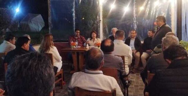 Impulsan plato típico “Chancho al Palo” como icono gastronómico. ¡Reunión Clave! La gobernadora regional Rosa Vásquez Cuadrado; junto a representantes de la Asociación de Hoteles, Restaurantes y Afines de Huaral (Ahora Huaral) y de la Asociación de Empresarios Huaralinos Arte y Sabor (ADEHAS); impulsa gestiones para convertir en ícono gastronómico el plato típico “Chancho al Palo”. Durante la mesa de trabajo, destacaron el reciente reconocimiento de este emblemático potaje huaralino como Patrimonio Cultural Gastronómico de la Región Andina. Distinción otorgada por el Parlamento Andino que revalora la identidad y riqueza culinaria de esta tierra del norte chico. En el encuentro, también, se acordó fortalecer las estrategias de promoción; a nivel nacional como internacional; del referido plato bandera. El objetivo es posicionarlo como un atractivo turístico y símbolo de orgullo regional. En la reunión también participaron el consejero regional Víctor Hugo Huaccho, el gerente regional de Desarrollo Económico, y el director regional de Comercio Exterior y Turismo, quienes respaldaron la importancia de articular esfuerzos para posicionar al Chancho al Palo como símbolo cultural y turístico de la región.