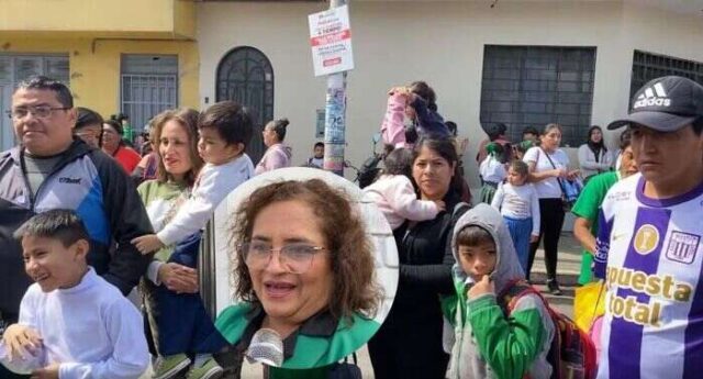 Padres de familia protestan por retiro de auxiliares de educación de la I.E. N° 21009